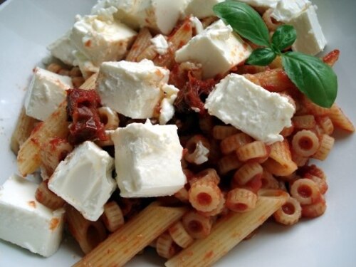 Przepis na Makaron z sosem pomidorowym, suszonymi pomidorami i fetą Makaron z sosem pomidorowym, suszonymi pomidorami i fetą