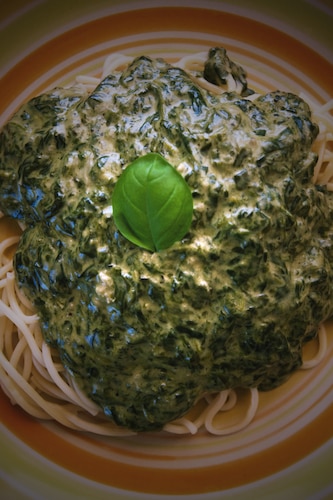 Makaron z sosem śmietanowym, gorgonzolą i szpinakiem