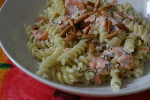 Makaron z wędzonym łososiem w sosie śmietanowo-koperkowym z orzeszkami piniowymi