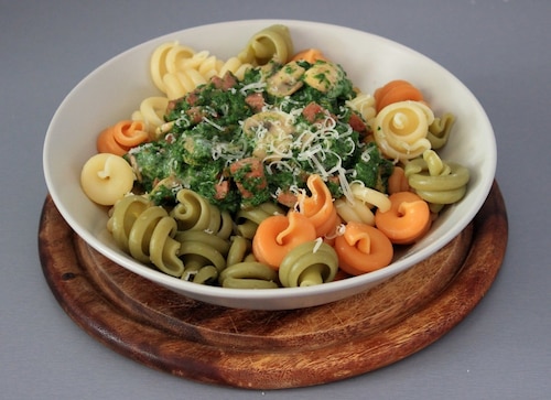 Przepis na Makaron ze szpinakiem i kiełbasą Makaron ze szpinakiem i kiełbasą