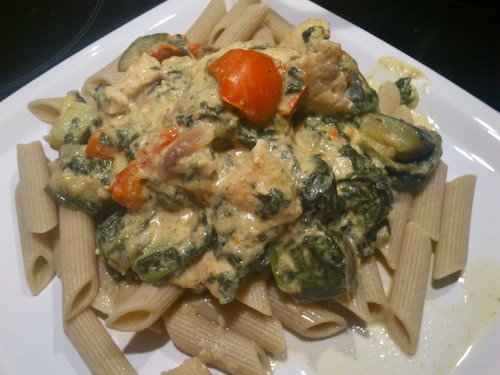 Makaron ze szpinakiem i pomidorkami koktajlowymi