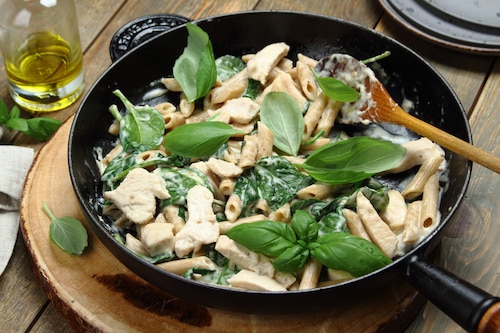 Przepis na Makaron penne ze szpinakiem i kurczakiem Makaron penne ze szpinakiem i kurczakiem