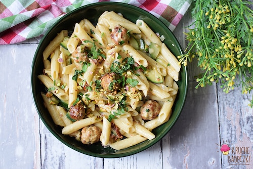 Przepis na Pulpeciki z makaronem w sosie serowo-śmietanowym Pulpeciki z makaronem w sosie serowo-śmietanowym