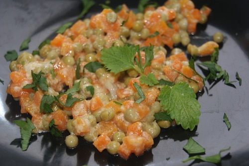 Przepis na Marchewka z groszkiem oprószana Marchewka z groszkiem oprószana