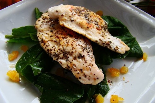 Marynowana pierś na szpinaku