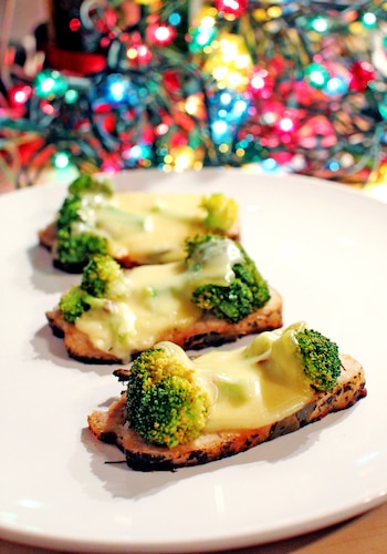 Przepis na Medaliony schabowe zapiekane z brokułami pod kołderką sera Medaliony schabowe zapiekane z brokułami pod kołderką sera