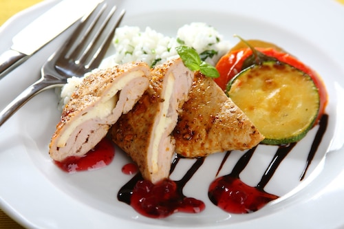 Medaliony wieprzowe z oscypkiem i żurawiną