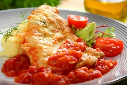 Przepis na Medaliony z indyka w sosie pomidorowym - VIDEO Medaliony z indyka w sosie pomidorowym - VIDEO