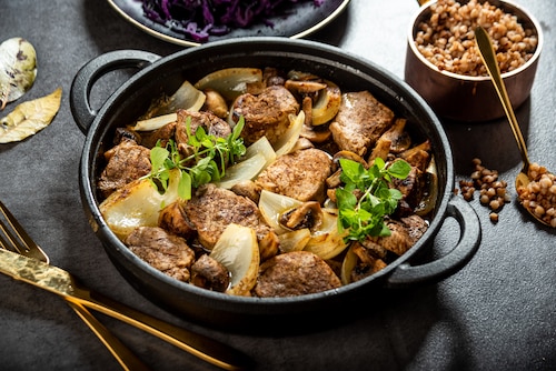 Przepis na Medaliony z polędwiczki wieprzowej z pieczarkami, kaszą gryczaną, modrą kapustą Medaliony z polędwiczki wieprzowej z pieczarkami, kaszą gryczaną, modrą kapustą