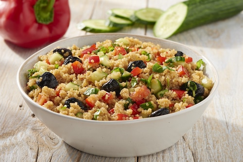 Przepis na Sałatka z quinoa w stylu śródziemnomorskim Sałatka z quinoa w stylu śródziemnomorskim