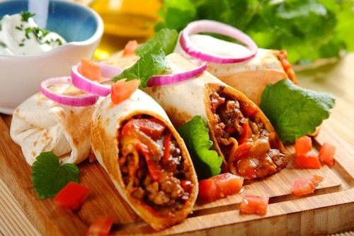 Przepis na Meksykańskie burrito z kurczakiem i serem cheddar Meksykańskie burrito z kurczakiem i serem cheddar