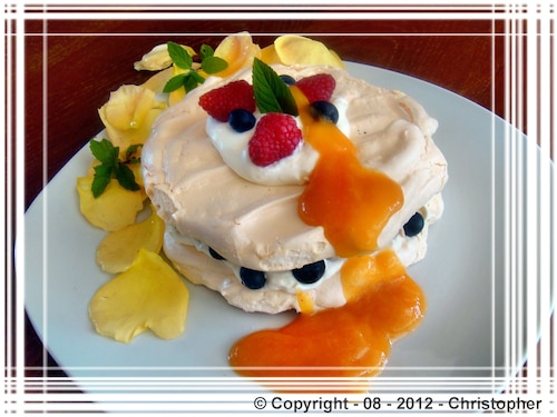 Meryngi (bezy) z borówką amerykańską i sosem brzoskwiniowym.