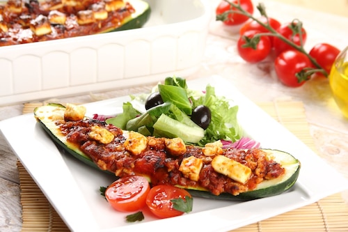 Cukinia nadziewana mięsem mielonym, serem feta i oliwkami
