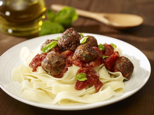 Mięsne klopsiki w pomidorowym sosie z ziołami