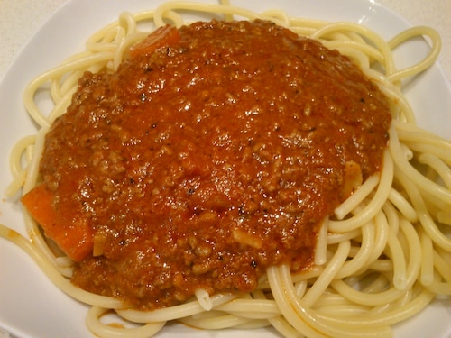 Mięsne ragout pomidorowe z makaronem