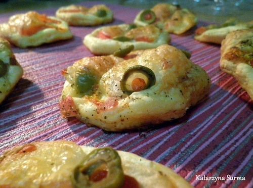 Mini pizze z ciasta francuskiego