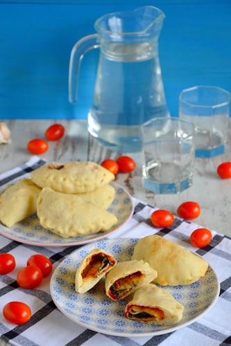 Mini calzone ze szpinakiem szynką i mozzarellą