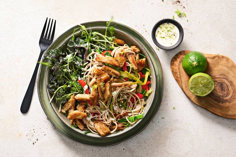 Przepis na Miska makaronu z roślinnym a'la kurczakiem Miska makaronu z roślinnym a'la kurczakiem