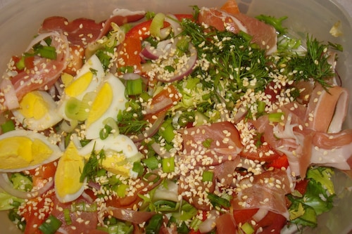 mix salat z jajkiem, szynką parmeńską i prażonym sezamem