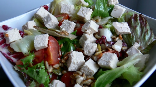 Mix sałat z pomidorkami koktajlowymi i tofu 