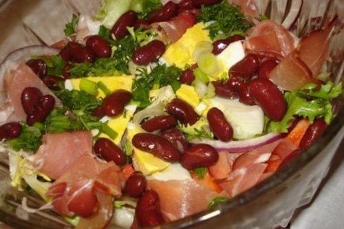 Przepis na Mix sałat z szynką parmeńską i fasolą czewroną Mix sałat z szynką parmeńską i fasolą czewroną