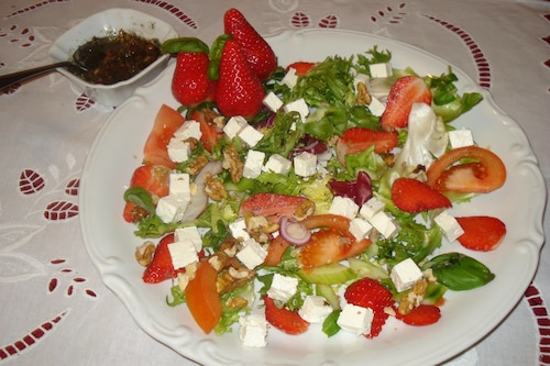 Mix sałat z truskawkami i serem