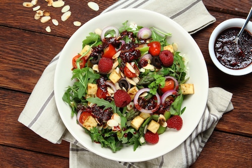 Mix sałat ze szparagami i dressingiem malinowym