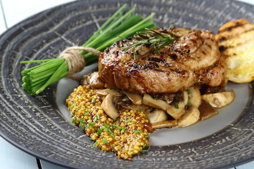 Mocno ziołowa karkówka z grilla na ragout z leśnych grzybów