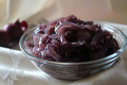 Morszczuk pod pierzynką z czerwonej cebuli