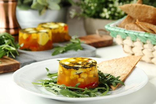 Mozzarella w galarecie z warzywami, makiem i chrupiącymi tostami