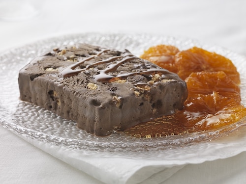Przepis na Mrożona terrina z lodów czekoladowych i bezy z pomarańczami w sosie karmelowym Mrożona terrina z lodów czekoladowych i bezy z pomarańczami w sosie karmelowym