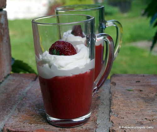Mus truskawkowy z bitą śmietaną