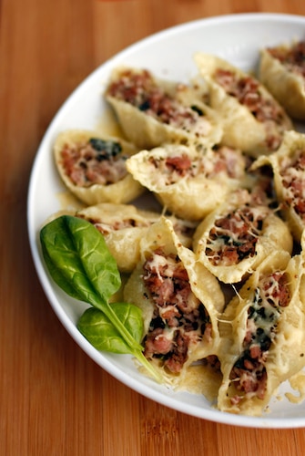 Przepis na Muszle z mięsem i szpinakiem Muszle z mięsem i szpinakiem