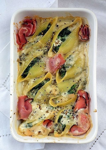 Przepis na Muszle zapiekane ze szpinakiem i prosciutto Muszle zapiekane ze szpinakiem i prosciutto