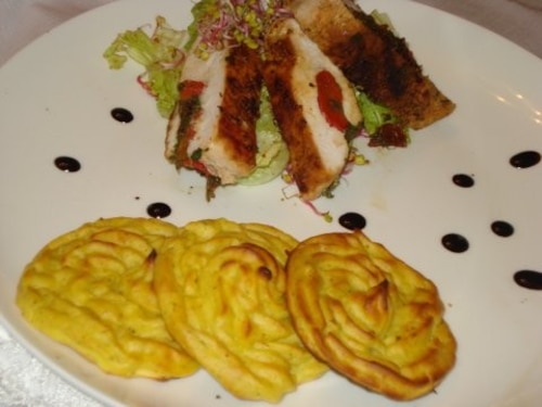 Nadziewane kieszonki z piersi kurczaka z patelni z puszystymi obwarzankami z...