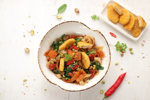 Przepis na Ryżowy makaron z warzywami i nuggetsami vege Ryżowy makaron z warzywami i nuggetsami vege