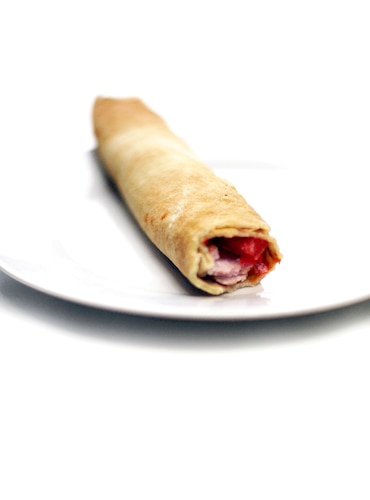 Przepis na Naleśniki z sosem pomidorowo - śmietanowym, kiełbasą i papryką Naleśniki z sosem pomidorowo - śmietanowym, kiełbasą i papryką