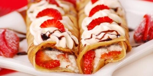 Naleśniki ze świeżymi truskawkami i bitą śmietaną