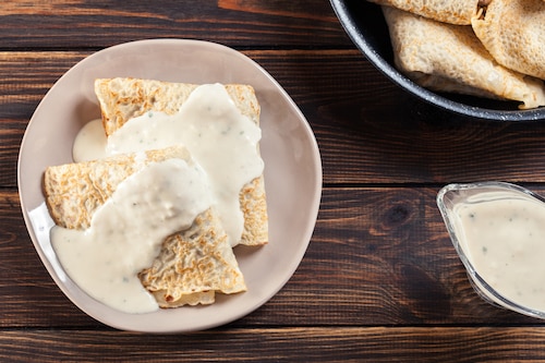 Przepis na Naleśniki z pieczarkami w sosie serowym  Naleśniki z pieczarkami w sosie serowym