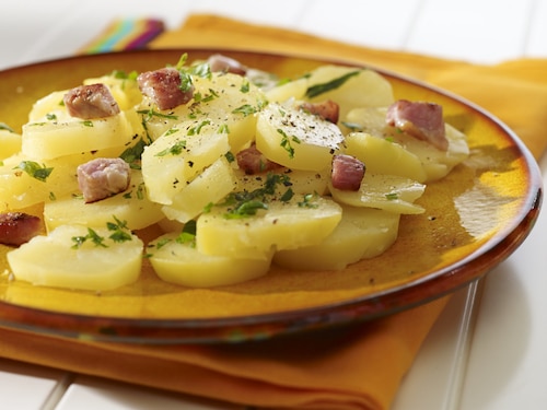 Przepis na Niemiecka sałatka ziemniaczana z boczkiem Niemiecka sałatka ziemniaczana z boczkiem