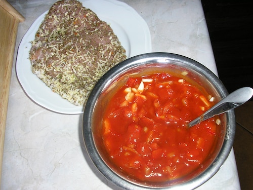 Przepis na Nietypowy schabowy pod ziołowo-serową pierzynką i sosem salsa Nietypowy schabowy pod ziołowo-serową pierzynką i sosem salsa