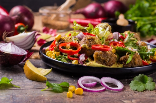 Sałatka z pulpecikami i sosem z mango