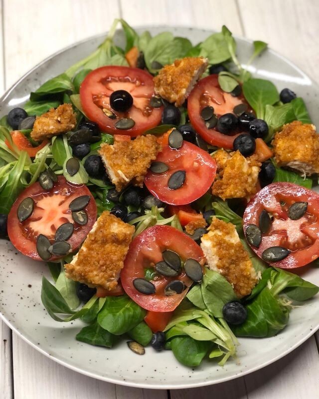 Chrupiący kurczak w asyście lekkiej sałatki