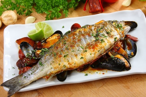 Okoń morski z omułkami i hiszpańską kiełbasą