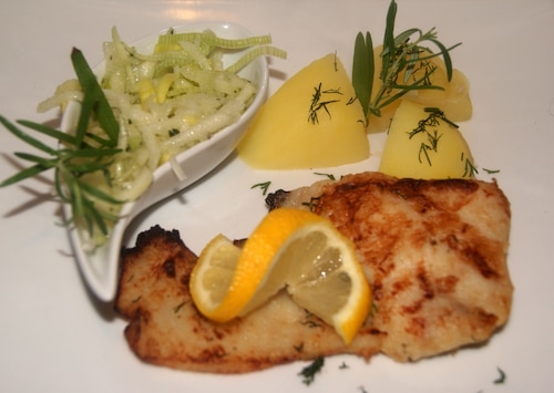 Okoń nilowy cytrynowo-koperkowy z lekką surówką z pora z jabłkiem  