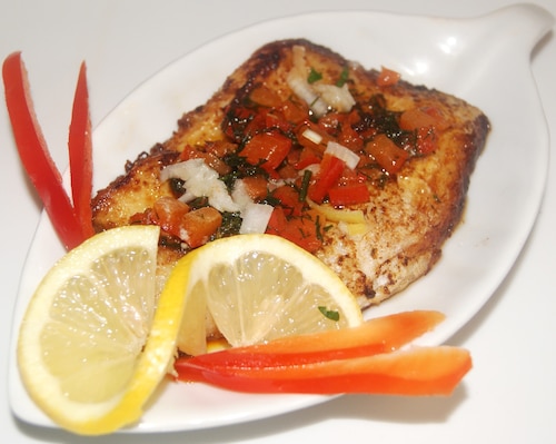 Okoń nilowy z papryką , porem i koprem