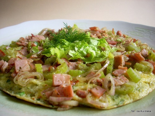 Przepis na Omlet serowy z szynką i selerem Omlet serowy z szynką i selerem