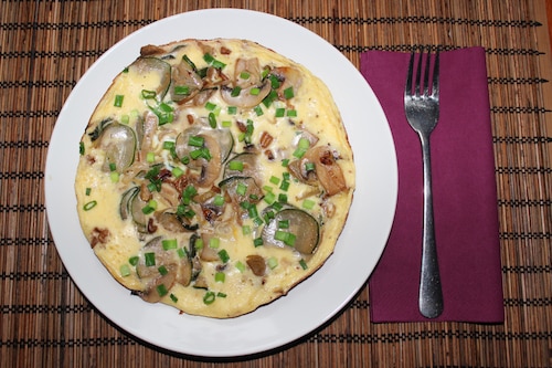 Omlet z cukinią, porem i pieczarkami