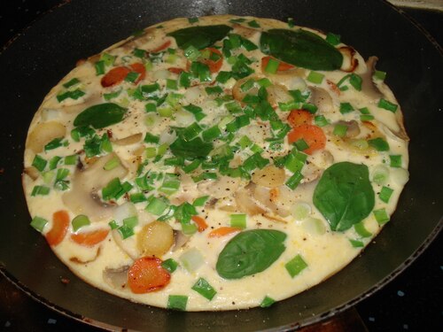 Omlet z pieczarkami, marchewką i pietruszką