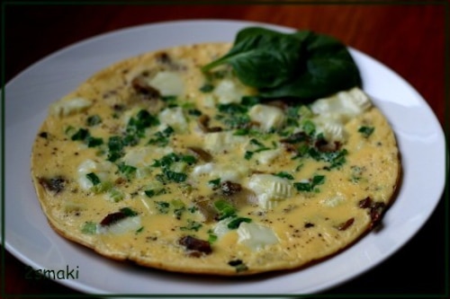 Omlet z serem kozim, pieczarkami i dymką